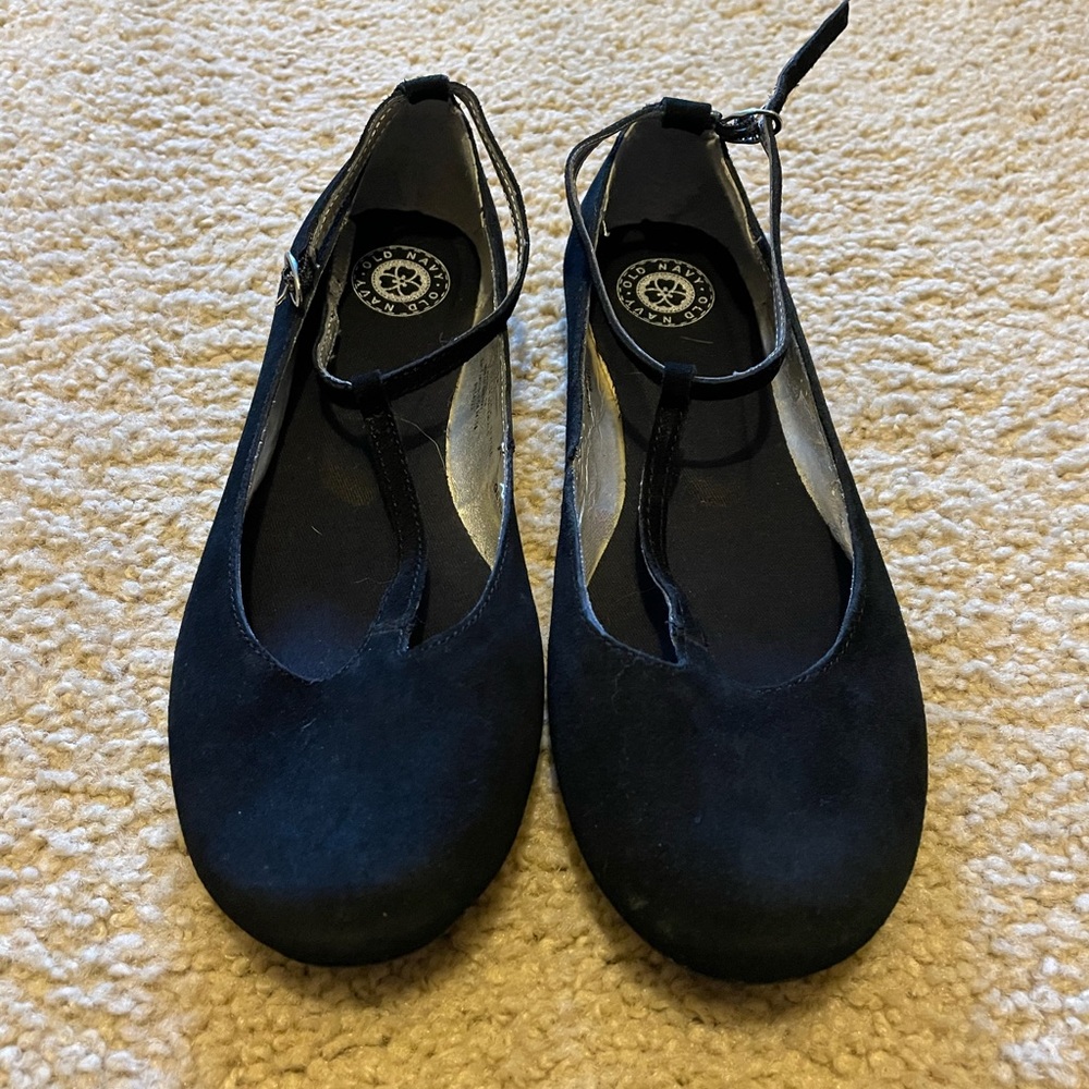Black flats from Old Navy, NWOT. Size 8.